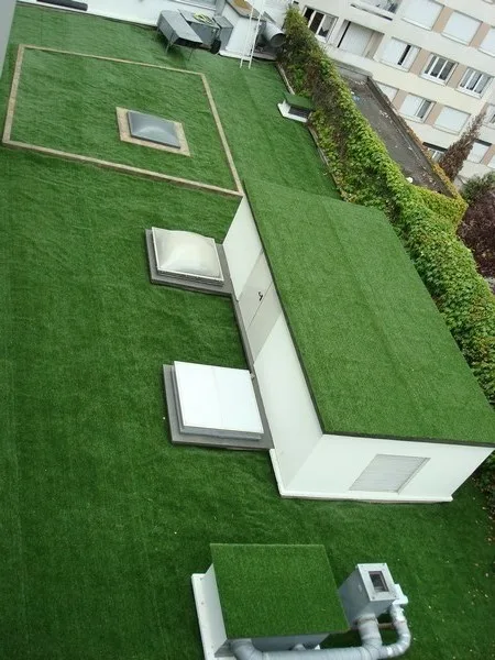 acces toit terrasse Pose de gazon synthétique pour toit terrasse étanchéité