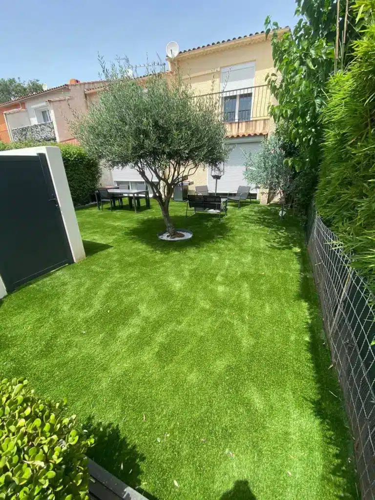 jardin avec gazon synthetique