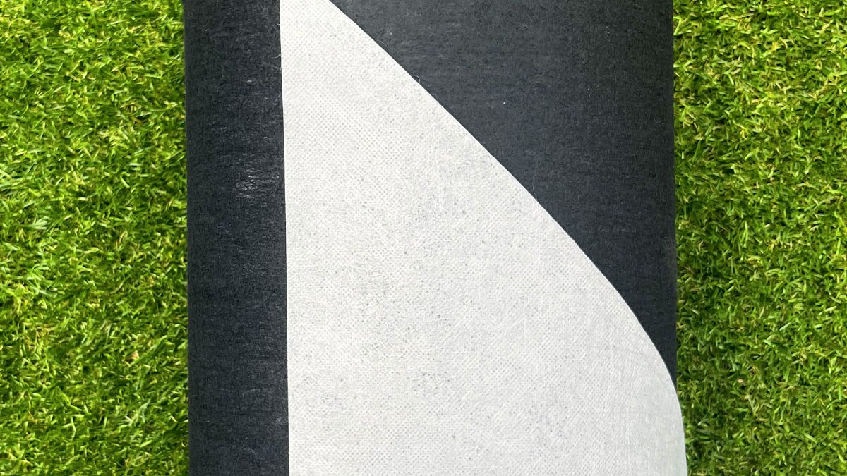 Géotextile bicolore 150 g/m² posé sur un gazon synthétique